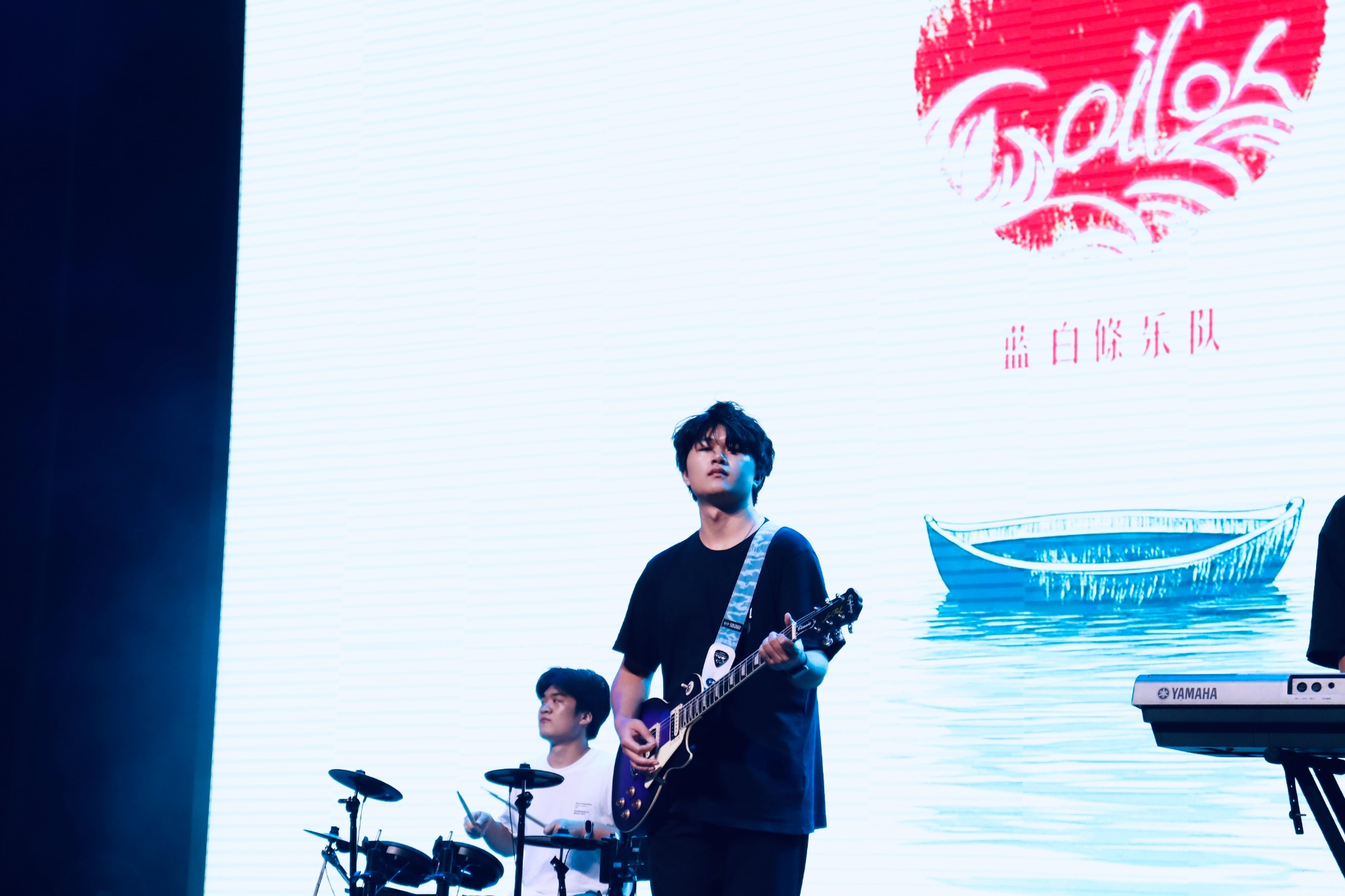 罗宇伦舞台吉他演出照片